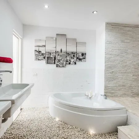 Luxury 2 Bedrooms Sea View Flat Apartment