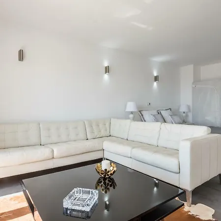 Luxury 2 Bedrooms Sea View Flat Apartment *